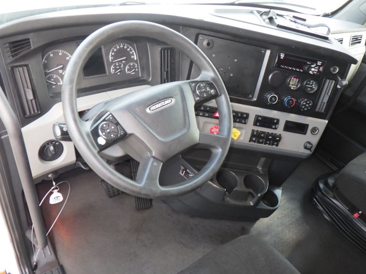 2021-freightliner-cascadia-126-image-24