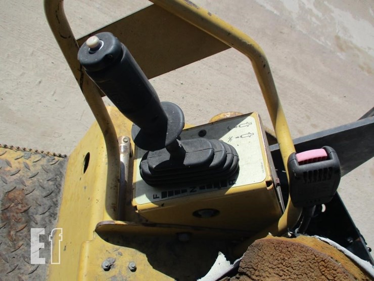 2005-caterpillar-cb-334e-image-9