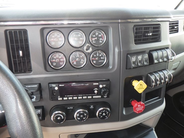 2022-peterbilt-579-image-22