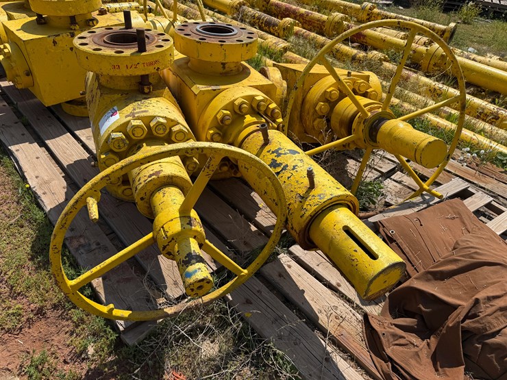 (1)-7-1/16”-10m-hydraulic-&-(2)-manual-frac-valves-image-2