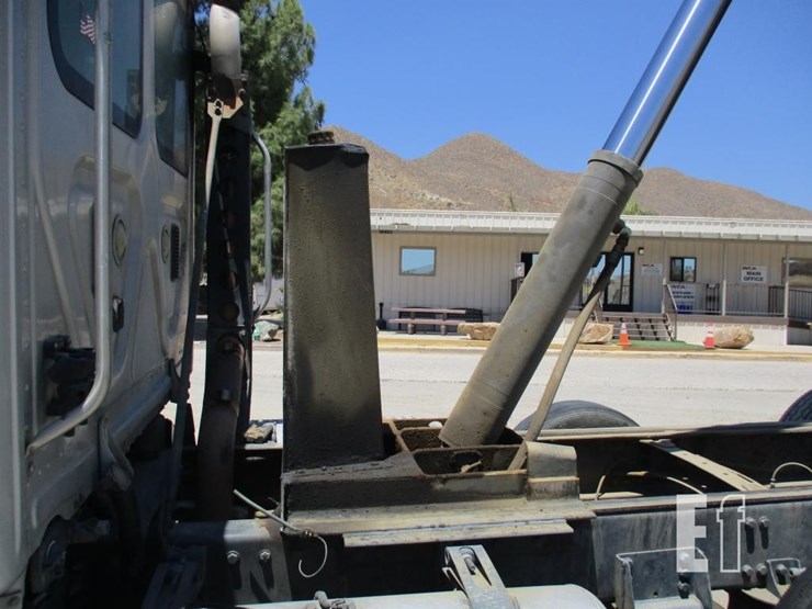 2014-freightliner-cascadia-125-image-18
