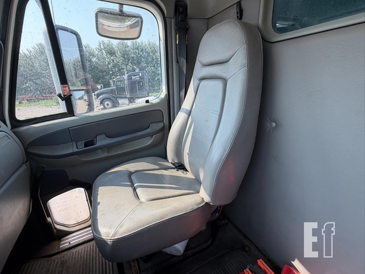 2004-freightliner-columbia-120-image-25