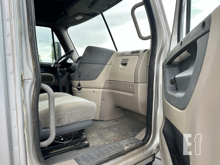2014-freightliner-cascadia-125-image-11