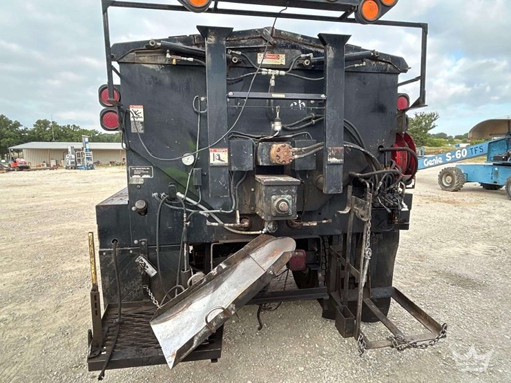 2011-peterbilt-337-image-24