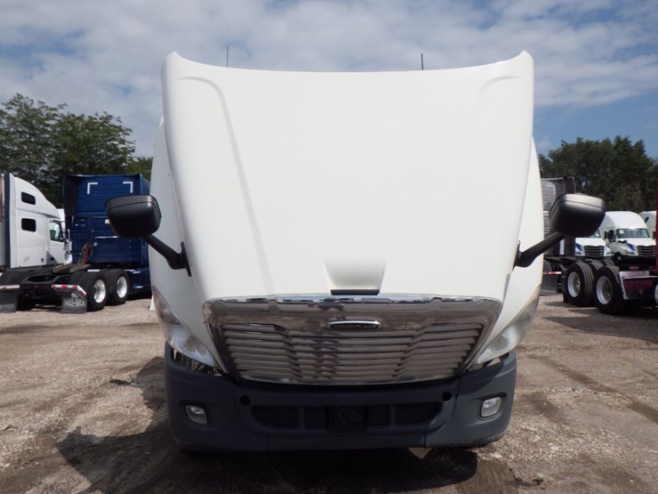 2013-freightliner-cascadia-125-image-25
