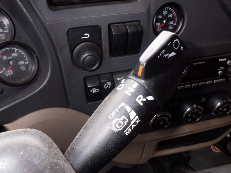 2019-peterbilt-579-image-18