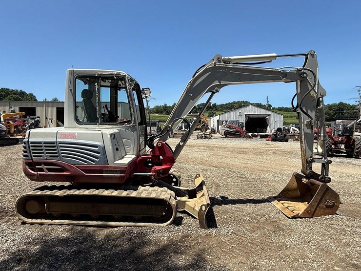 2012-takeuchi-tb250-image-5