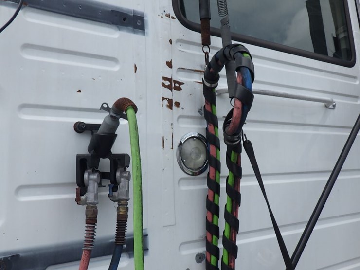 2016-volvo-vnl300-image-18