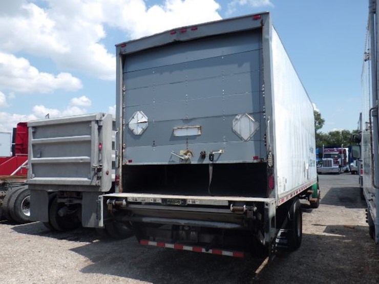 2016-freightliner-m2-106-image-10
