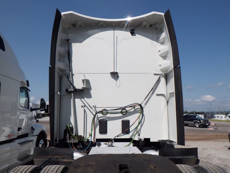 2022-peterbilt-579-image-13