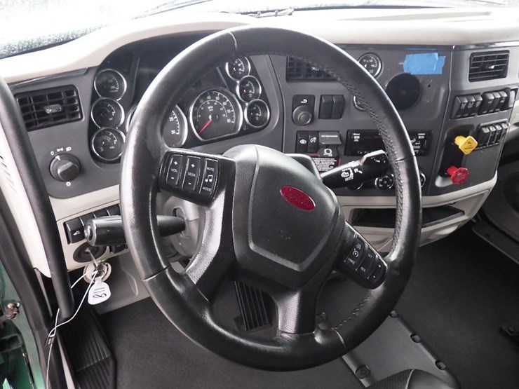 2021-peterbilt-579-image-21