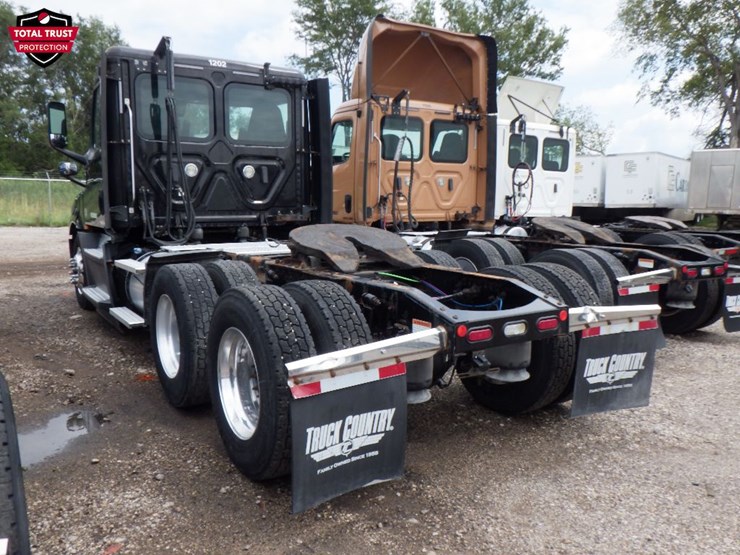 2020-freightliner-cascadia-126-image-12