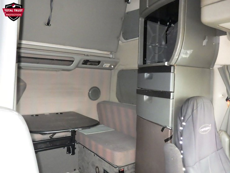 2023-volvo-vnl860-image-5
