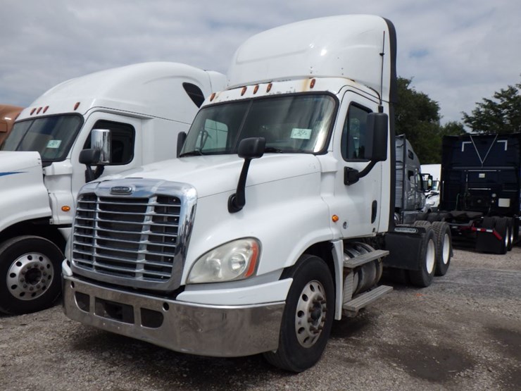 2015-freightliner-cascadia-125-image-1