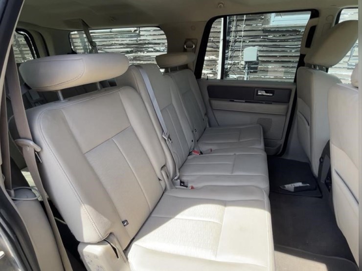 2011-ford-expedition-xlt-image-8