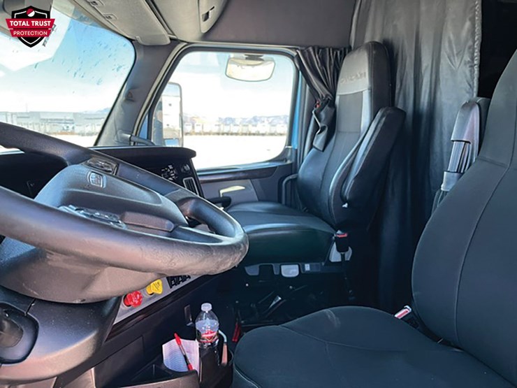 2021-freightliner-cascadia-126-image-3