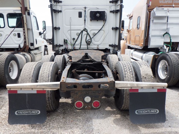 2015-freightliner-cascadia-125-evolution-image-14