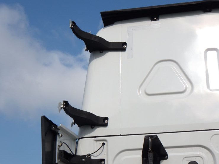 2021-freightliner-cascadia-126-image-18