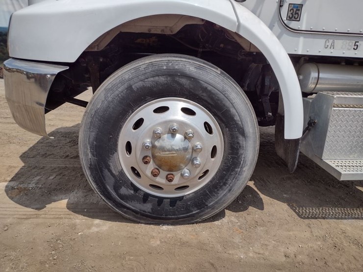 peterbilt-330-image-19