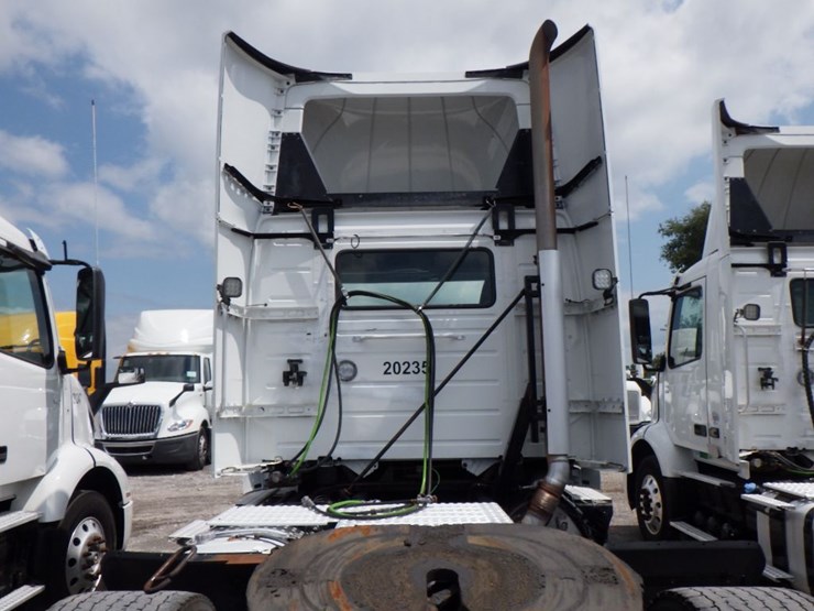 2020-volvo-vnr300-image-10