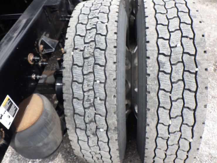 2019-peterbilt-579-image-10