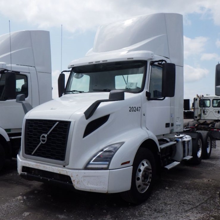 2020 VOLVO VNR300