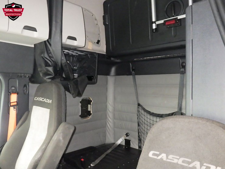 2023-freightliner-cascadia-126-image-23