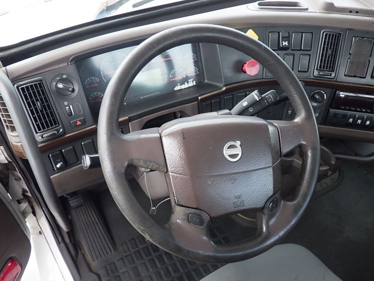 2017-volvo-vnl300-image-18