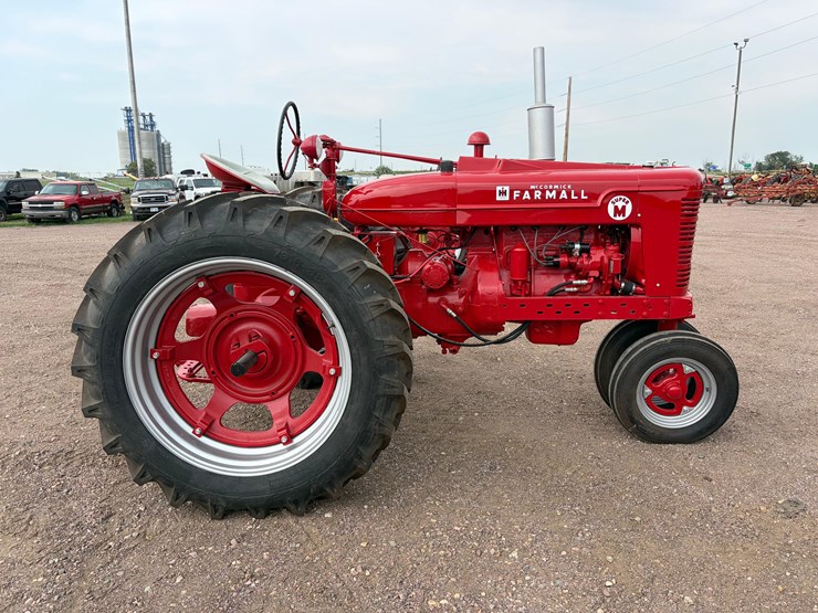 1952-farmall-super-m-tractor-image-4