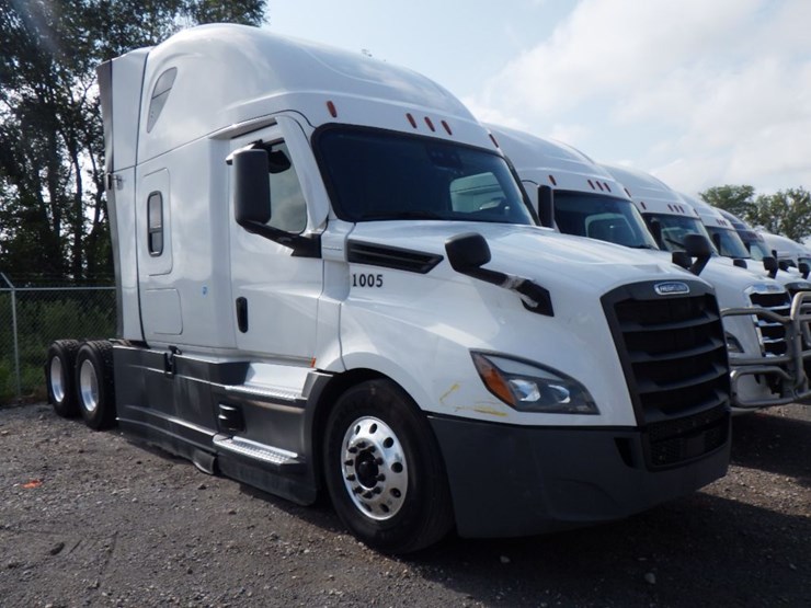 2021-freightliner-cascadia-126-image-3