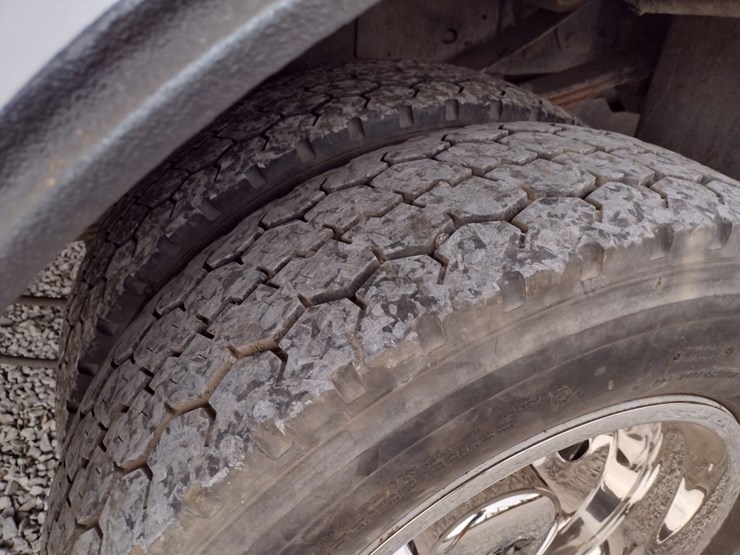 18-ford-f550-image-19