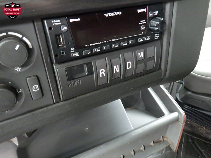 2023-volvo-vnl860-image-24