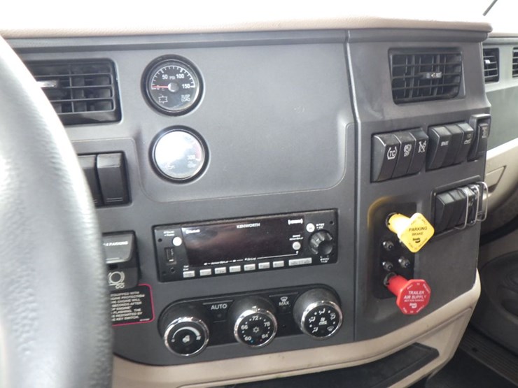 2019-peterbilt-579-image-19