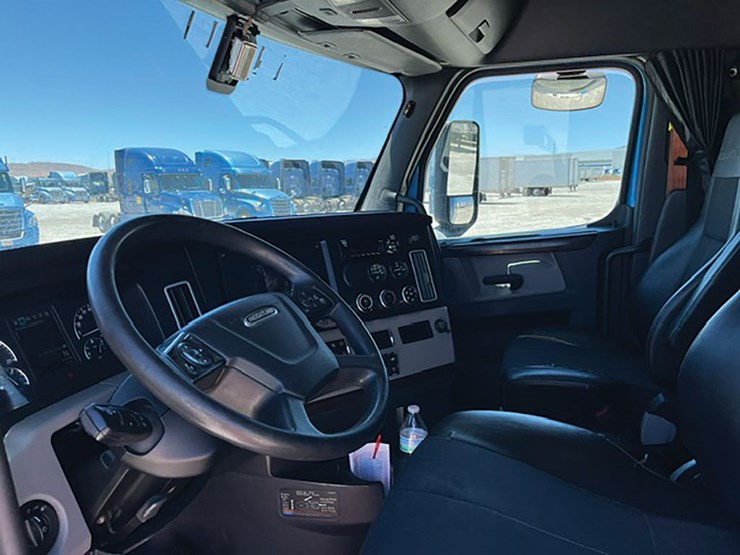 2020-freightliner-cascadia-126-image-2