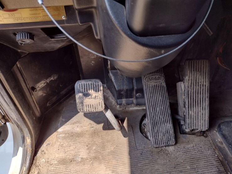 peterbilt-330-image-14