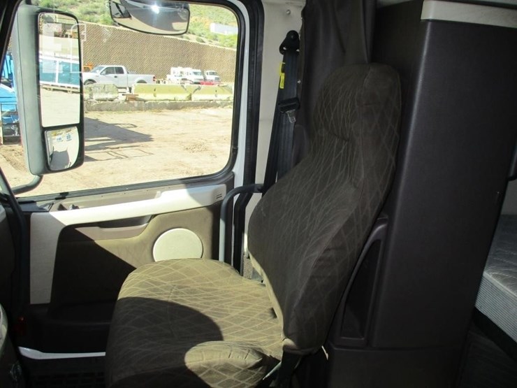 2015-volvo-10-image-8
