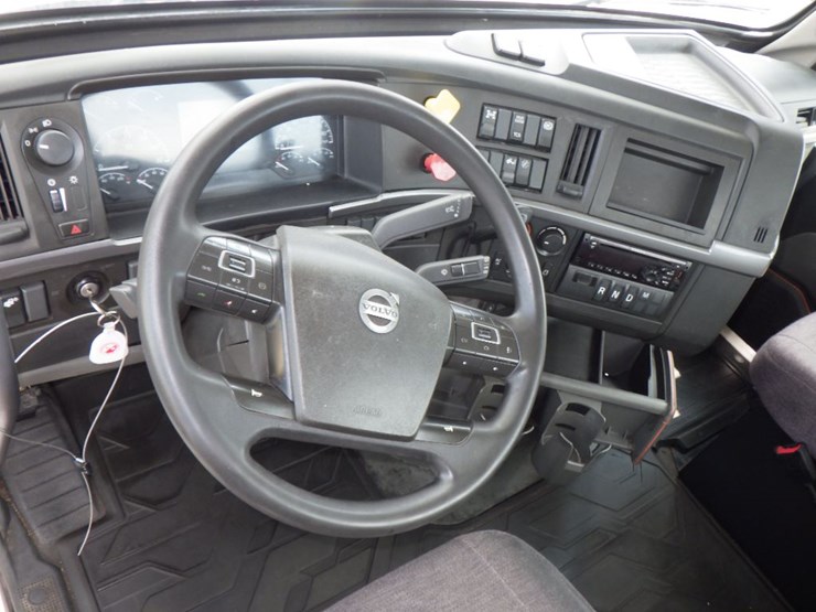 2020-volvo-vnr300-image-14