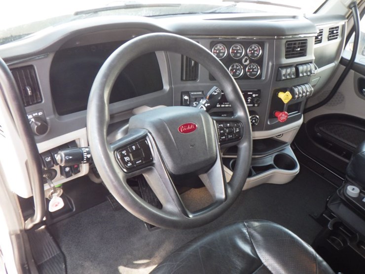 2022-peterbilt-579-image-20