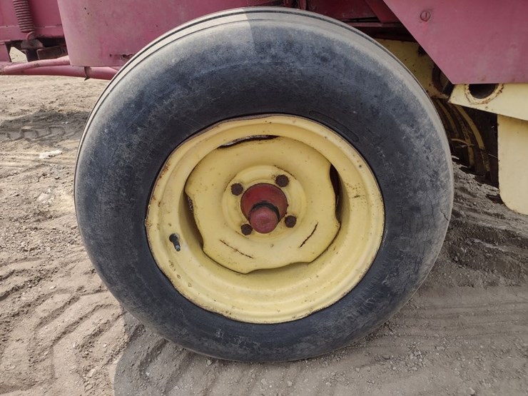 new-holland-320-image-15