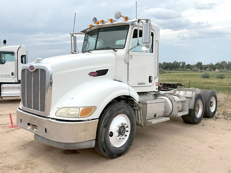 2008-peterbilt-384-image-2