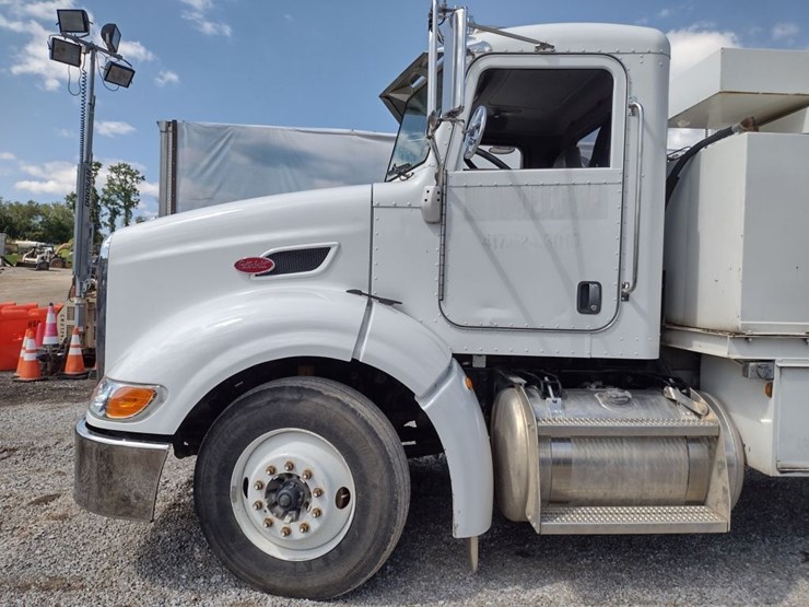 2008-peterbilt-384-image-25