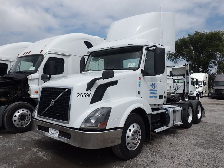 2016-volvo-vnl300-image-1
