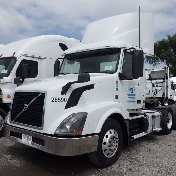 2016 VOLVO VNL300