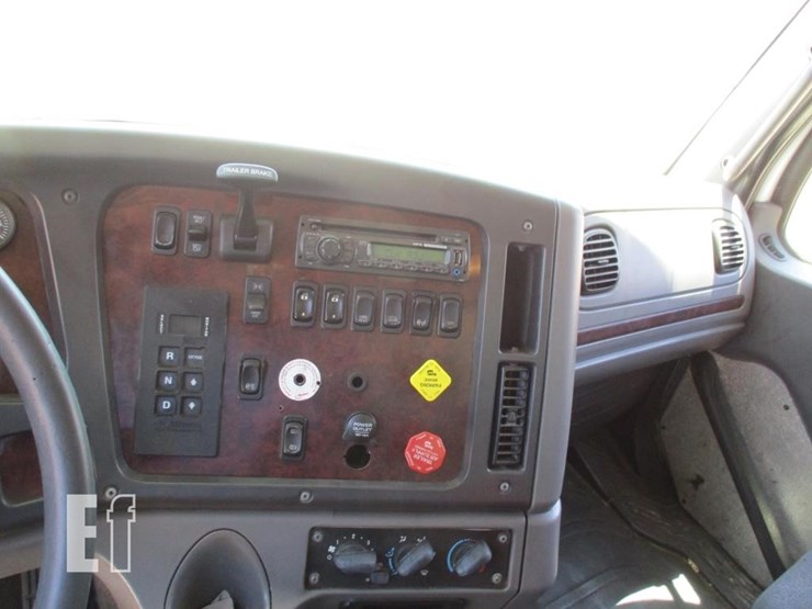 2013-freightliner-business-class-m2-112-image-9