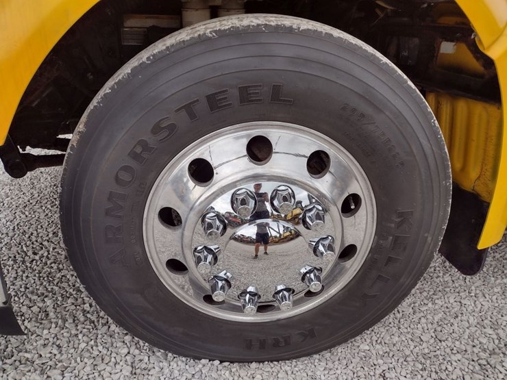 peterbilt-384-image-28