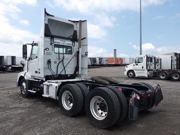 2017-volvo-vnl300-image-12