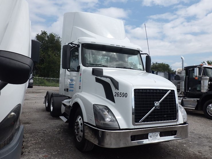 2016-volvo-vnl300-image-3