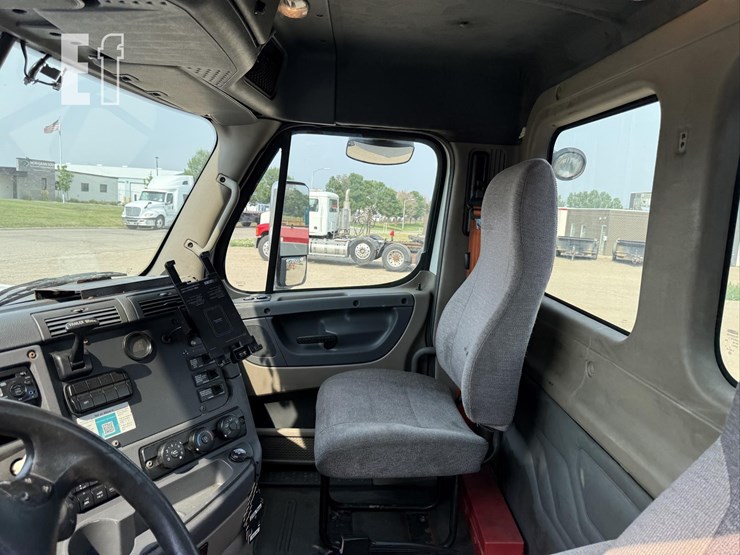 2013-freightliner-cascadia-113-image-38