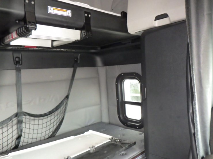 2021-freightliner-cascadia-126-image-8
