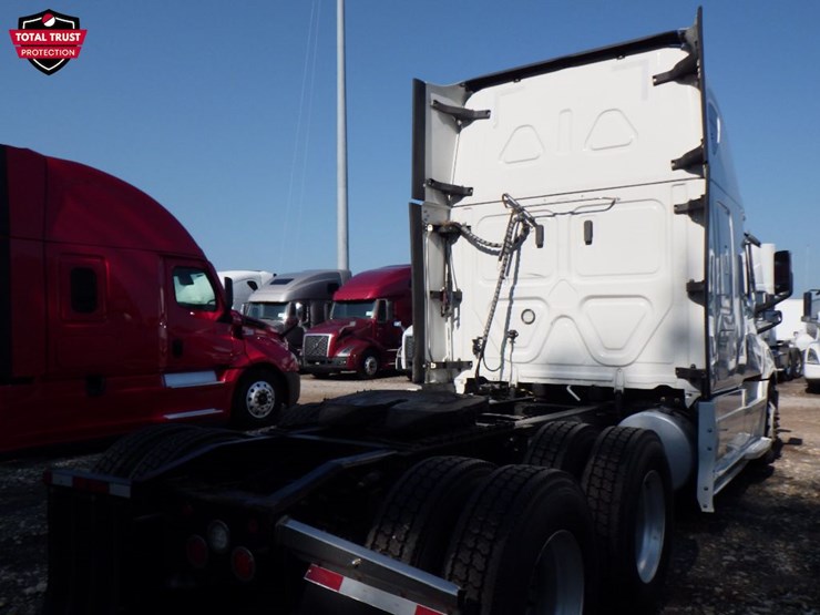 2022-freightliner-cascadia-126-image-11